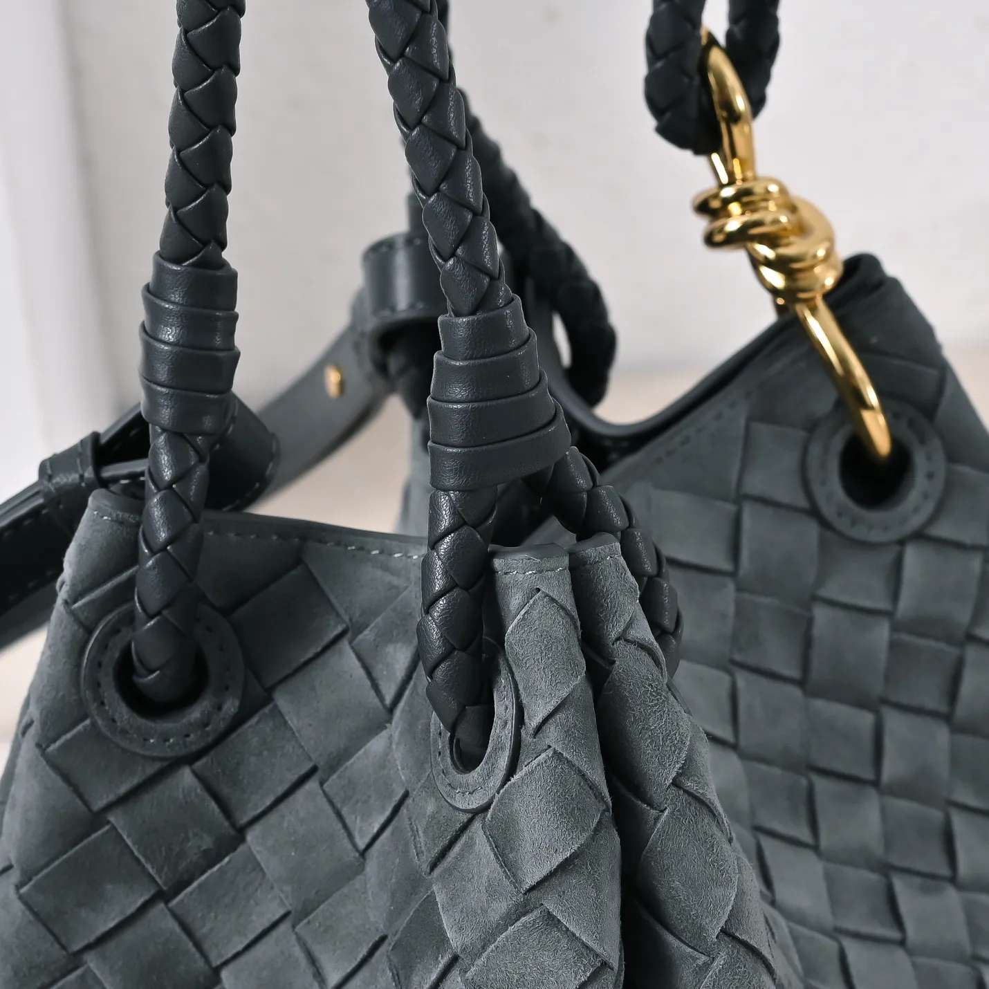 Batch 1760 BV's new intrecciato suede woven leather shoulder bag. It comes with a detachable cross-body strap. It comes with a mini bag inside. The appearance retains the unique design of BV woven. The parachute bag is a bag that makes people excited before seeing the actual thing. The small gold knot embellishment is full of simple and high-end sense to meet your needs in different occasions. Model: 6569 Size: 21X17X16.5cm